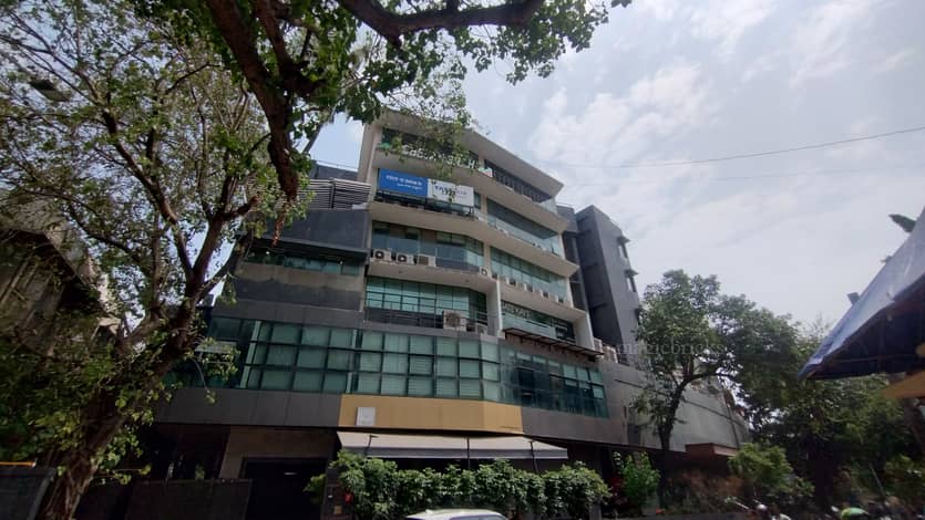 commercial buildings in Vile Parle West